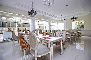 Residences by RedDoorz near Rumah Mode