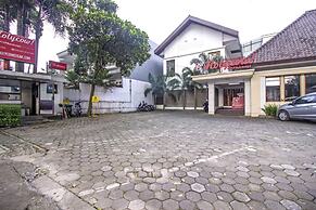 Residences by RedDoorz near Rumah Mode