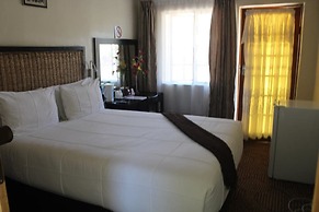 J and E Cyaara Guest House