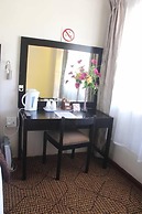 J and E Cyaara Guest House