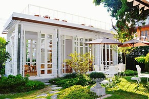 Eat Sleep Cafe & Bed