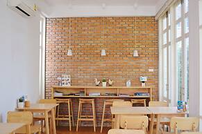 Eat Sleep Cafe & Bed