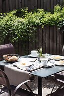 La Paula Apartments & Suites