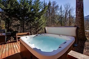 44mbr - Hot Tub- Pets Ok - Wifi - Bbq - Sleeps 8 2 Bedroom Home by Red