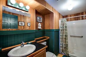 44mbr - Hot Tub- Pets Ok - Wifi - Bbq - Sleeps 8 2 Bedroom Home by Red