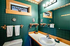 44mbr - Hot Tub- Pets Ok - Wifi - Bbq - Sleeps 8 2 Bedroom Home by Red