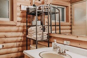 17mbr - Log  - Bbq - Pets Ok - Wifi - Sleeps 8 2 Bedroom Home by RedAw