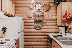 17mbr - Log  - Bbq - Pets Ok - Wifi - Sleeps 8 2 Bedroom Home by RedAw