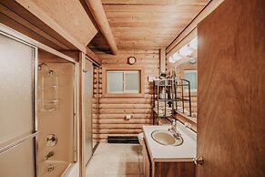 17mbr - Log  - Bbq - Pets Ok - Wifi - Sleeps 8 2 Bedroom Home by RedAw