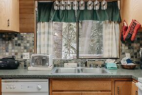53mbr - Hot Tub - Wi-fi - Sleeps 6 1 Bedroom Home by RedAwning