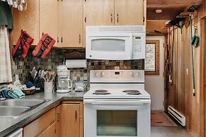 53mbr - Hot Tub - Wi-fi - Sleeps 6 1 Bedroom Home by RedAwning