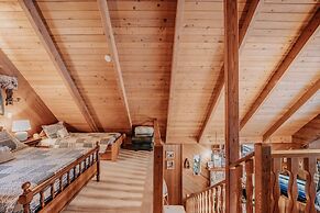 53mbr - Hot Tub - Wi-fi - Sleeps 6 1 Bedroom Home by RedAwning