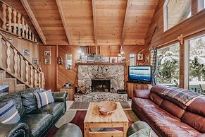 53mbr - Hot Tub - Wi-fi - Sleeps 6 1 Bedroom Home by RedAwning