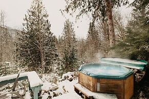 53mbr - Hot Tub - Wi-fi - Sleeps 6 1 Bedroom Home by RedAwning