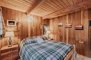 53mbr - Hot Tub - Wi-fi - Sleeps 6 1 Bedroom Home by RedAwning