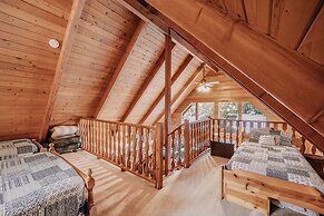 53mbr - Hot Tub - Wi-fi - Sleeps 6 1 Bedroom Home by RedAwning