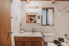 53mbr - Hot Tub - Wi-fi - Sleeps 6 1 Bedroom Home by RedAwning