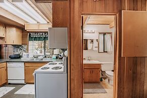 53mbr - Hot Tub - Wi-fi - Sleeps 6 1 Bedroom Home by RedAwning