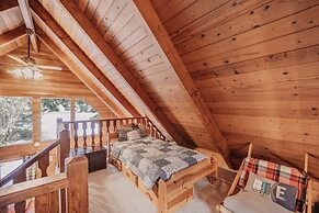 53mbr - Hot Tub - Wi-fi - Sleeps 6 1 Bedroom Home by RedAwning