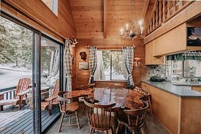 53mbr - Hot Tub - Wi-fi - Sleeps 6 1 Bedroom Home by RedAwning