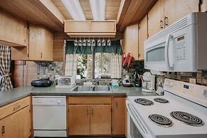 53mbr - Hot Tub - Wi-fi - Sleeps 6 1 Bedroom Home by RedAwning