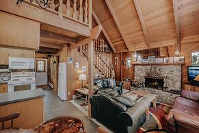 53mbr - Hot Tub - Wi-fi - Sleeps 6 1 Bedroom Home by RedAwning