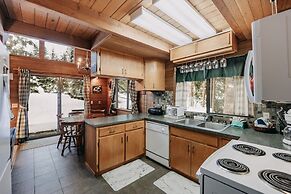 53mbr - Hot Tub - Wi-fi - Sleeps 6 1 Bedroom Home by RedAwning