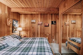 53mbr - Hot Tub - Wi-fi - Sleeps 6 1 Bedroom Home by RedAwning