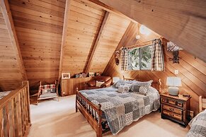 53mbr - Hot Tub - Wi-fi - Sleeps 6 1 Bedroom Home by RedAwning