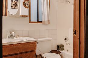 53mbr - Hot Tub - Wi-fi - Sleeps 6 1 Bedroom Home by RedAwning