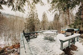 53mbr - Hot Tub - Wi-fi - Sleeps 6 1 Bedroom Home by RedAwning