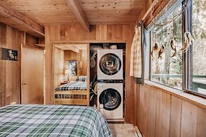 53mbr - Hot Tub - Wi-fi - Sleeps 6 1 Bedroom Home by RedAwning