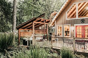 99mbr - Hot Tub - Wifi - Pets Ok - Bbq - Sleeps 6 2 Bedroom Home by Re