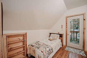 32mbr - Bbq - Pets Ok - Wood Stove - Sleeps 7 3 Bedroom Home by RedAwn