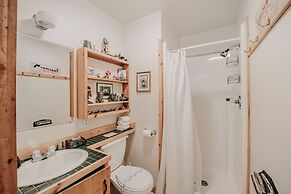 32mbr - Bbq - Pets Ok - Wood Stove - Sleeps 7 3 Bedroom Home by RedAwn