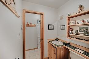 32mbr - Bbq - Pets Ok - Wood Stove - Sleeps 7 3 Bedroom Home by RedAwn