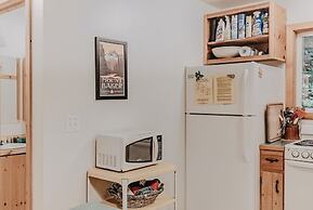 32mbr - Bbq - Pets Ok - Wood Stove - Sleeps 7 3 Bedroom Home by RedAwn