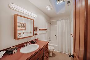 51sl - Ping Pong - Fireplace - D/w - W/d - Sleeps 8 3 Bedroom Home by 