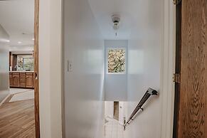 13sl - Hot Tub - Pets Ok - Wifi - Sleeps 8 2 Bedroom Home by RedAwning