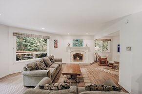 13sl - Hot Tub - Pets Ok - Wifi - Sleeps 8 2 Bedroom Home by RedAwning