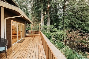 13sl - Hot Tub - Pets Ok - Wifi - Sleeps 8 2 Bedroom Home by RedAwning