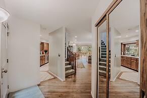 13sl - Hot Tub - Pets Ok - Wifi - Sleeps 8 2 Bedroom Home by RedAwning