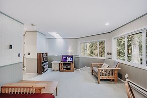 13sl - Hot Tub - Pets Ok - Wifi - Sleeps 8 2 Bedroom Home by RedAwning