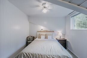 13sl - Hot Tub - Pets Ok - Wifi - Sleeps 8 2 Bedroom Home by RedAwning