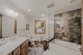 13sl - Hot Tub - Pets Ok - Wifi - Sleeps 8 2 Bedroom Home by RedAwning