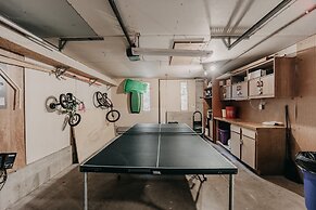 13sl - Hot Tub - Pets Ok - Wifi - Sleeps 8 2 Bedroom Home by RedAwning