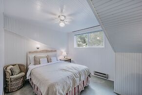 13sl - Hot Tub - Pets Ok - Wifi - Sleeps 8 2 Bedroom Home by RedAwning