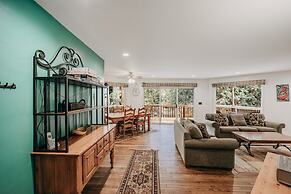 13sl - Hot Tub - Pets Ok - Wifi - Sleeps 8 2 Bedroom Home by RedAwning