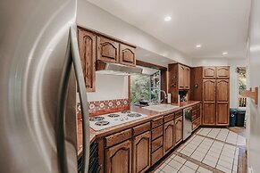 13sl - Hot Tub - Pets Ok - Wifi - Sleeps 8 2 Bedroom Home by RedAwning