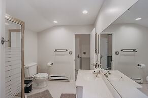 13sl - Hot Tub - Pets Ok - Wifi - Sleeps 8 2 Bedroom Home by RedAwning